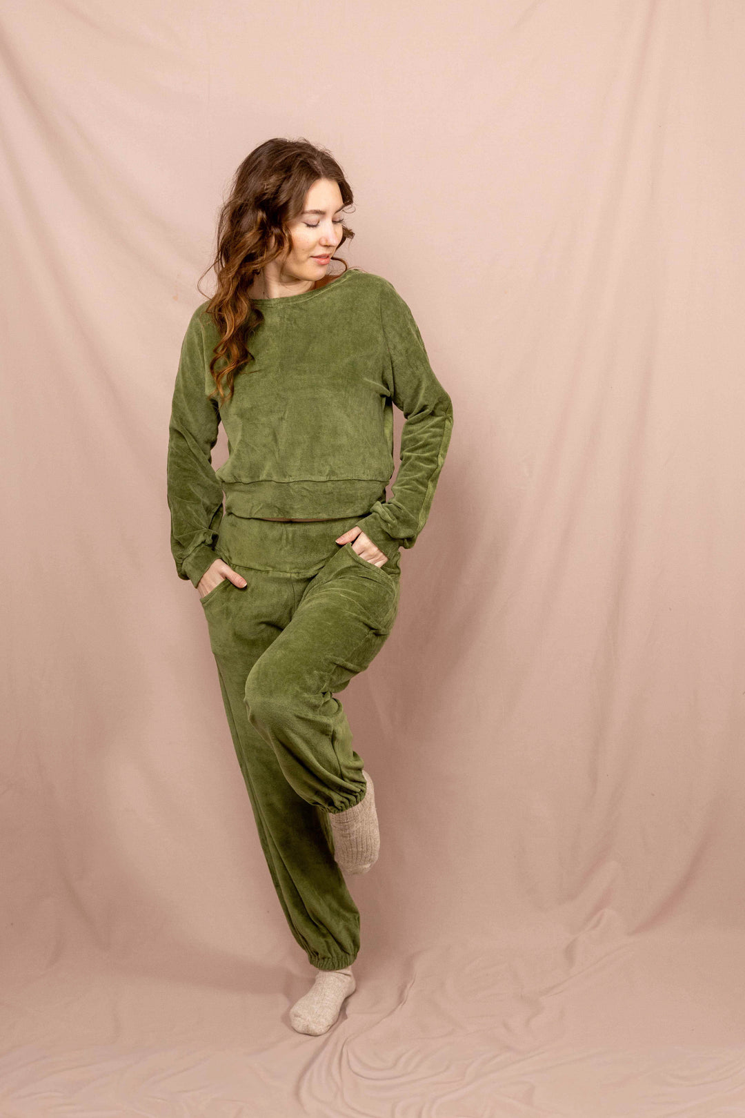 Samhose, Jogginhose in Grün, Taschen. Bequeme lockere Hose aus samt, sehr weich, 100% Baumwolle, weiche Baumwollhose, Set mit Oberteil