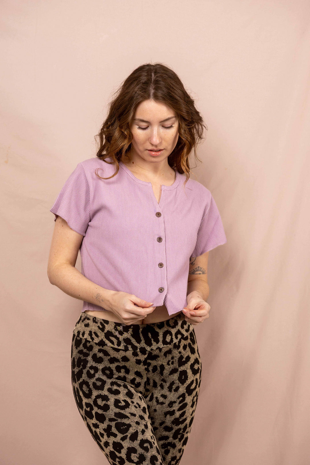 Helle Sommerbluse in Lila, Waffle Shirt, Top mit Knöpfen