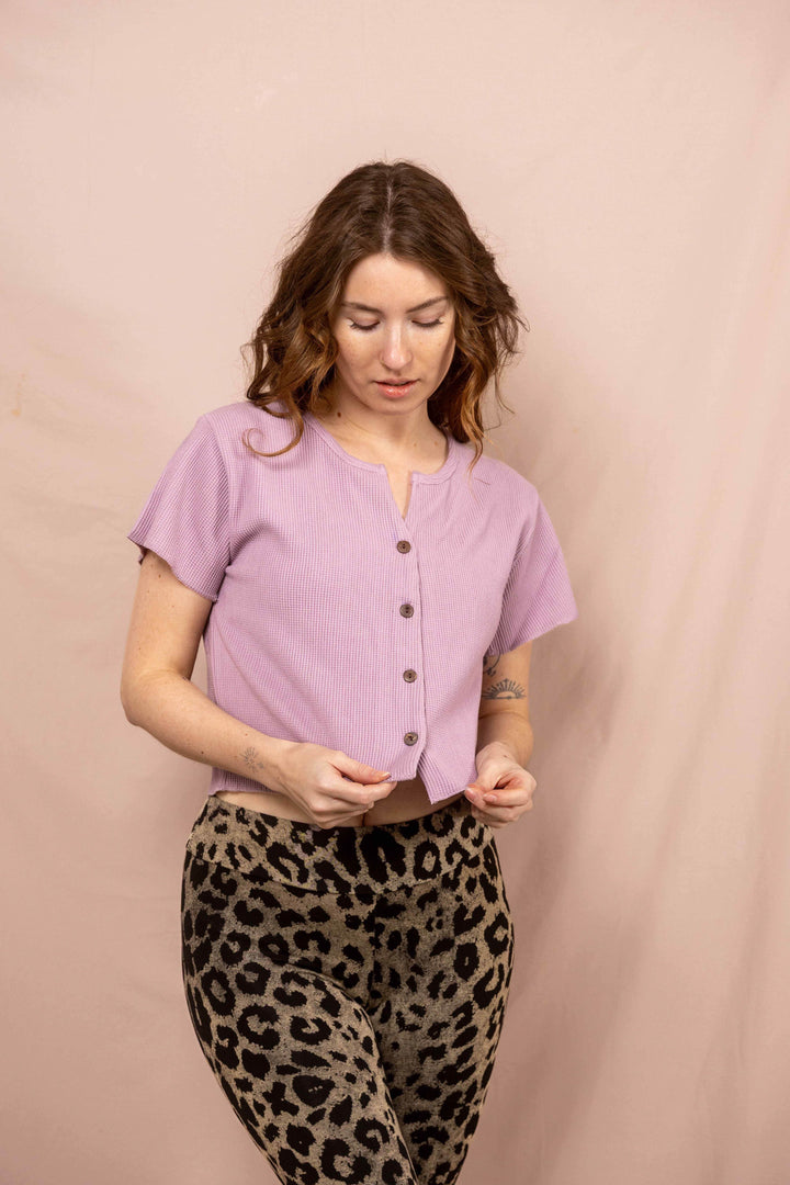 Helle Sommerbluse in Lila, Waffle Shirt, Top mit Knöpfen