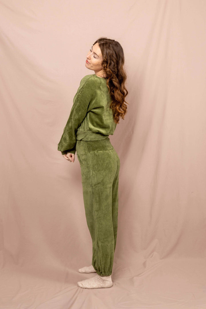 Samhose, Jogginhose in Grün, Taschen. Bequeme lockere Hose aus samt, sehr weich, 100% Baumwolle, weiche Baumwollhose