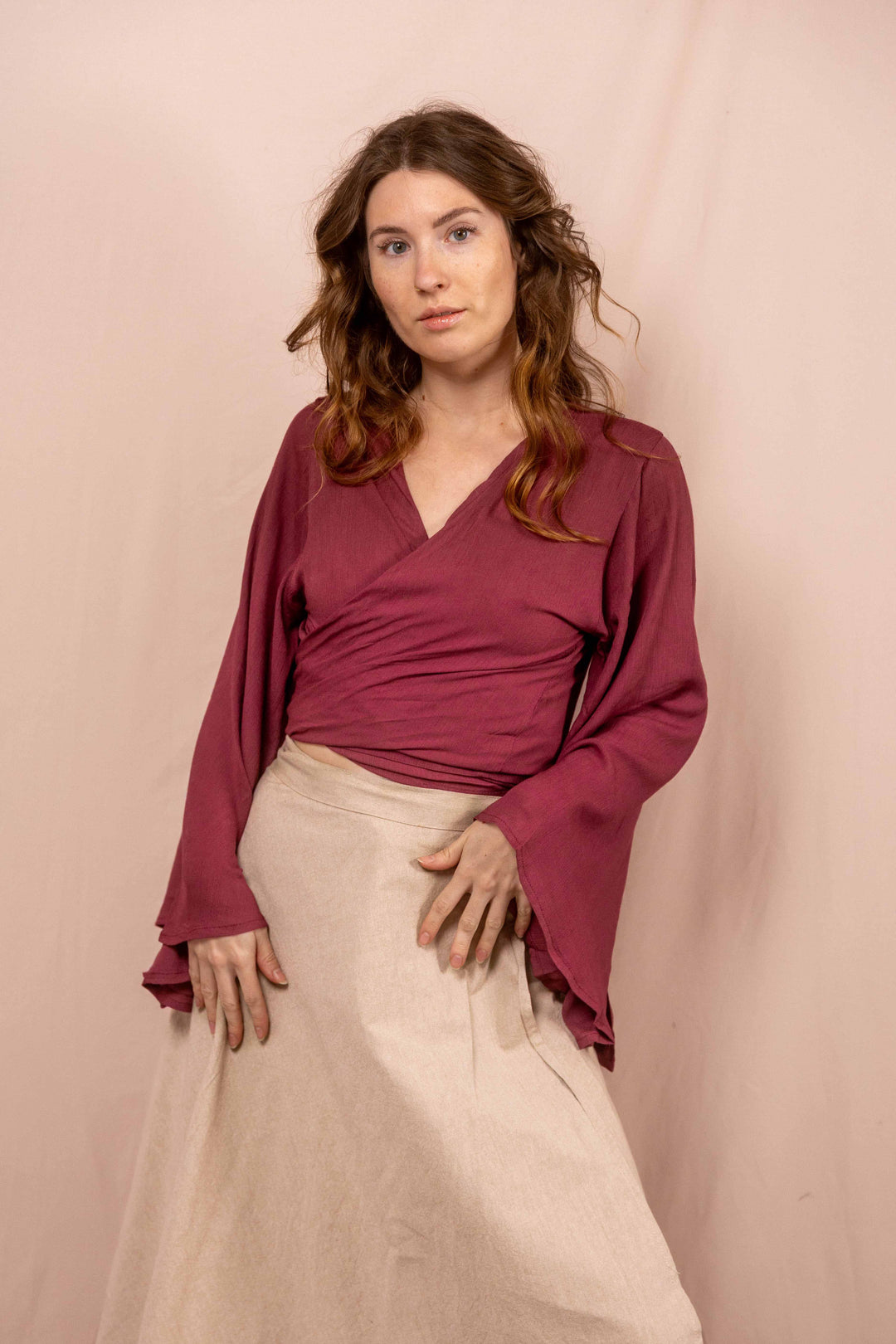 Lässiges Batik Wickeltop, Vintage Wickelbluse in Malve Rot, Bluse zum Wickeln, Top mit langen Ärmeln