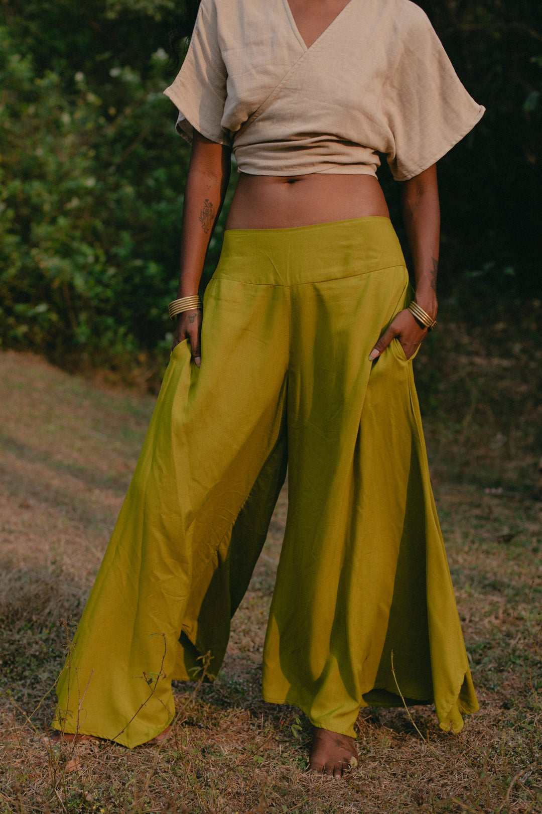 Butterfly pants, weite lockere Sommerhose in Grün, Leichte Übergangshose, weit ausgestellte Hose Damen, lässige Frauen Übergangshose, bequeme Hose