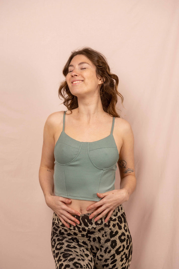 Bauchfreies Crop Top, Basic Bra Top, Oberteil in Mini Grün mit Trägern, Feinripp BraTop