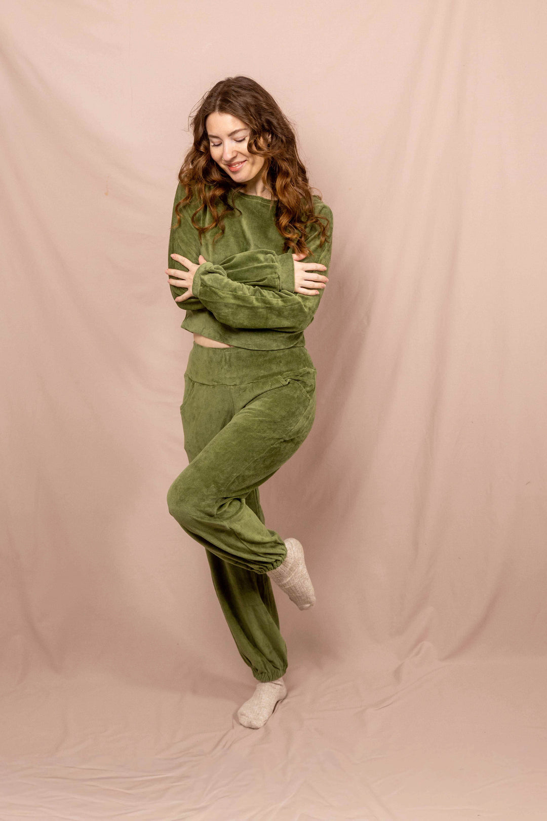 Samhose, Jogginhose in Grün, Taschen. Bequeme lockere Hose aus samt, sehr weich, 100% Baumwolle, weiche Baumwollhose