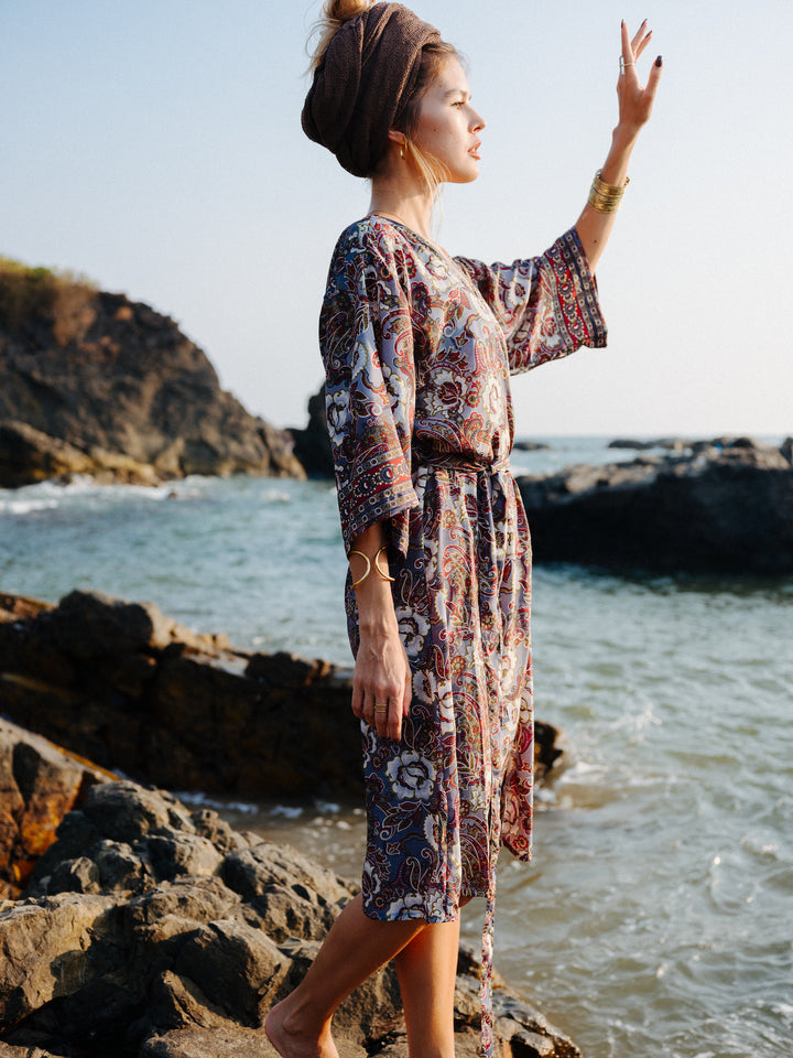 langer Kimono, Loungewear, Abendrobe, sexy Morgenmantel, Saunabekleidung, leichter Bademantel. Blumen, Blüten, Blau. 