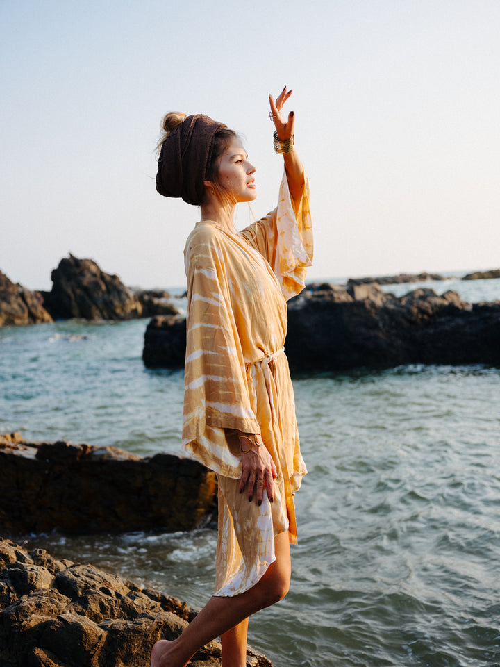 langer Kimono, Loungewear, Batikkimono, Abendrobe, sexy Morgenmantel, Saunabekleidung, leichter Bademantel. Gelb & Weiß, heller Kimono Batik. 