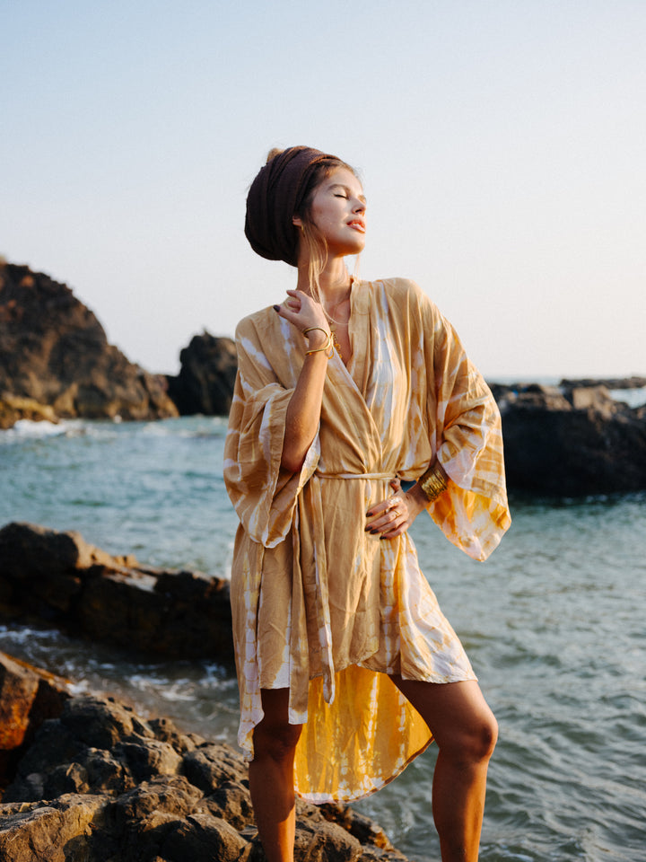 langer Kimono, Loungewear, Batikkimono, Abendrobe, sexy Morgenmantel, Saunabekleidung, leichter Bademantel. Gelb & Weiß, heller Kimono Batik. 