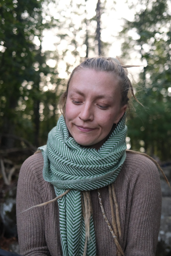 Junge Dame trägt einen um den Hals gewickelten Wollschal aus echter Kaschmirwolle.