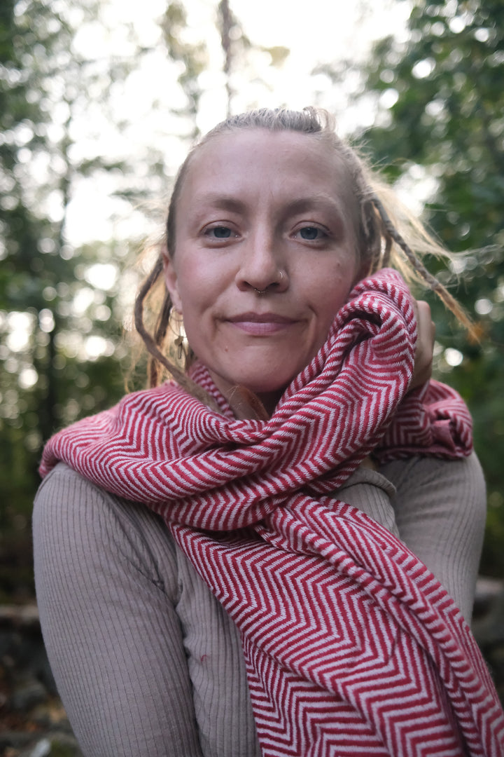 Frau trägt, um den Hals gewickelten, Schal aus Kaschmirwolle.