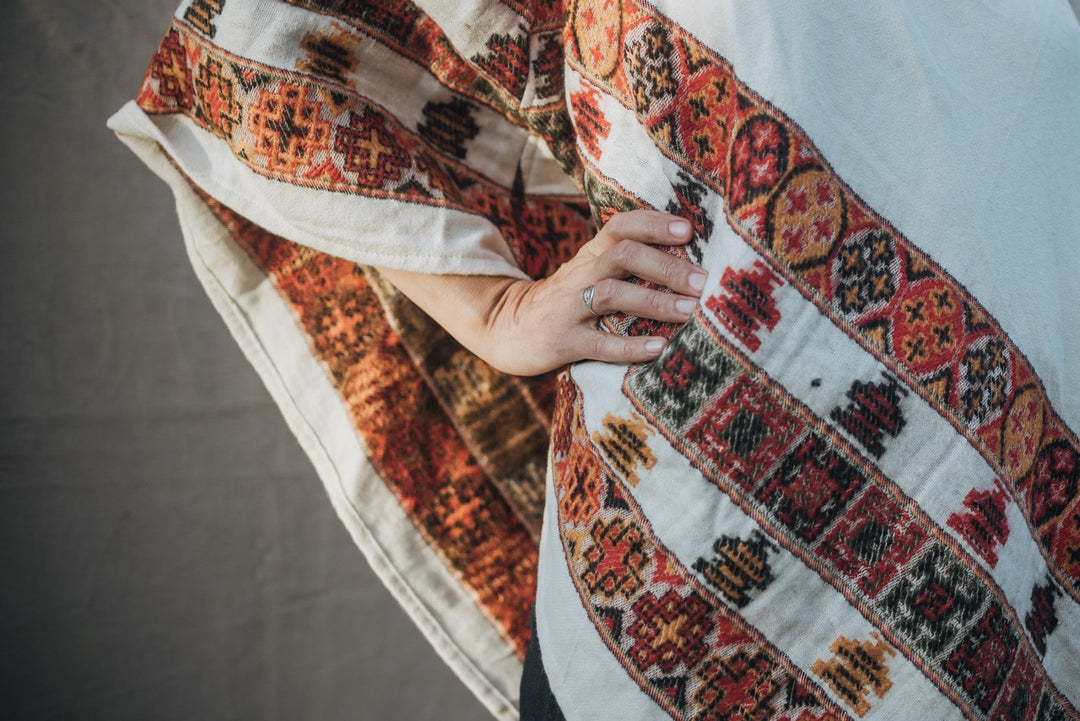 Warm poncho INUIT | unisex | white & red | cozy throw | ethnic design