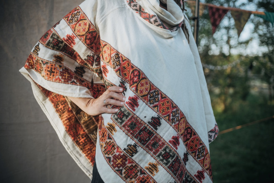 Warm poncho INUIT | unisex | white & red | cozy throw | ethnic design