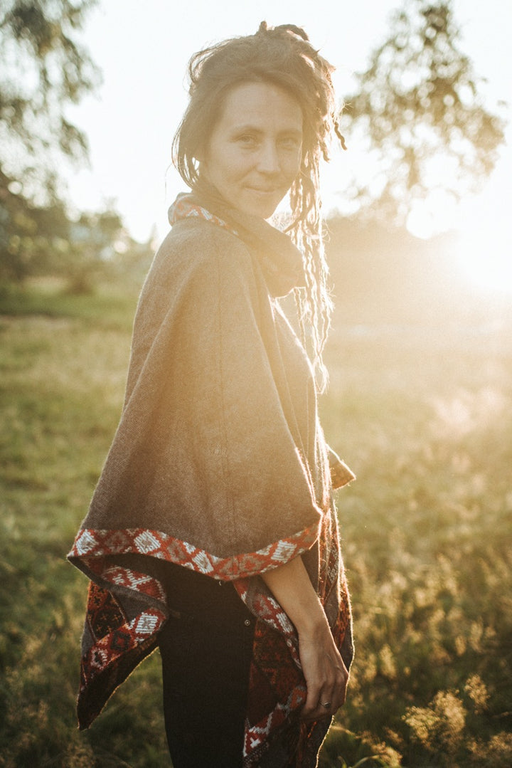 Warm poncho LAO | unisex | medium gray & red | cozy throw | ethnic design