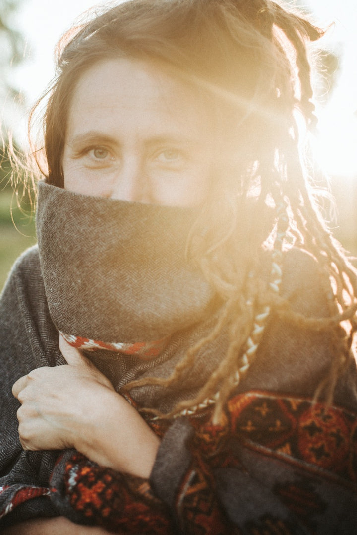 Warm poncho LAO | unisex | medium gray & red | cozy throw | ethnic design