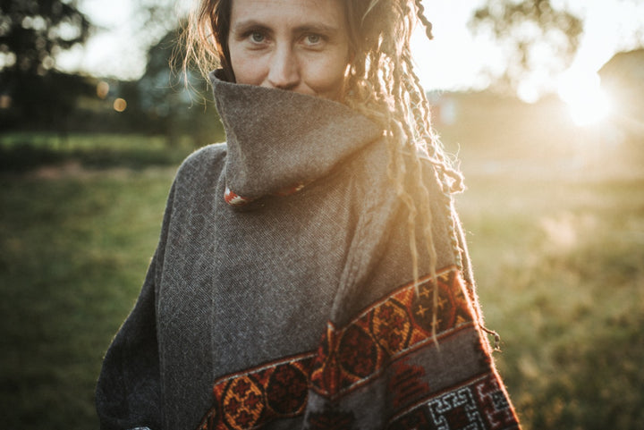 Warm poncho LAO | unisex | medium gray & red | cozy throw | ethnic design