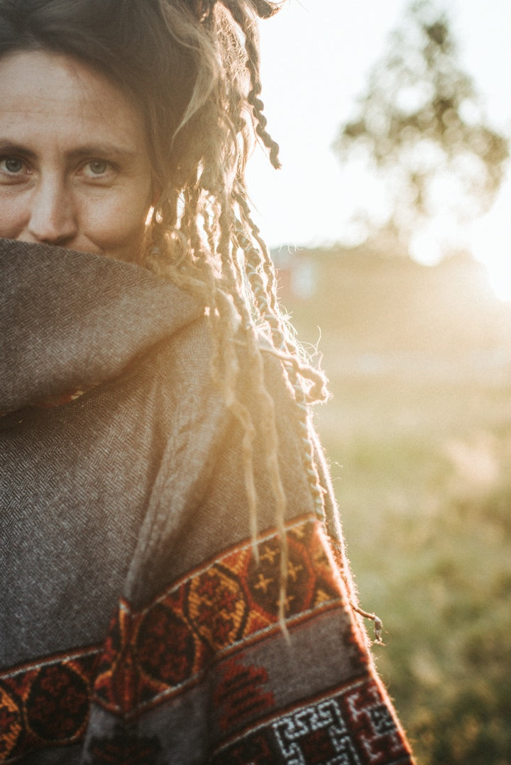 Warm poncho LAO | unisex | medium gray & red | cozy throw | ethnic design
