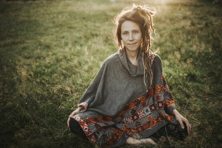 Warm poncho LAO | unisex | medium gray & red | cozy throw | ethnic design