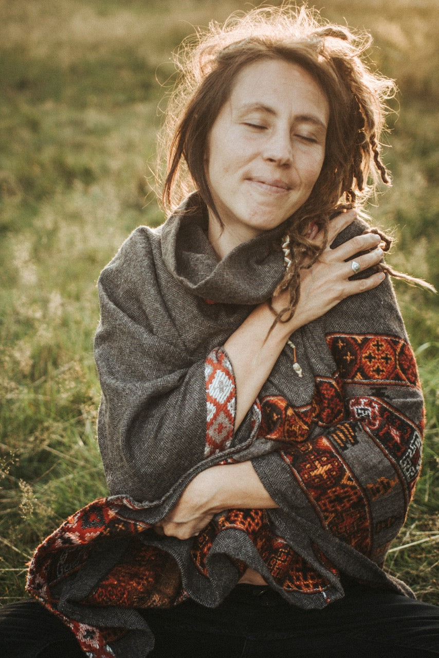 Warmer Poncho Lao | Unisex | Mittelgrau & Rot | Kuscheliger Überwurf | Ethnic Design