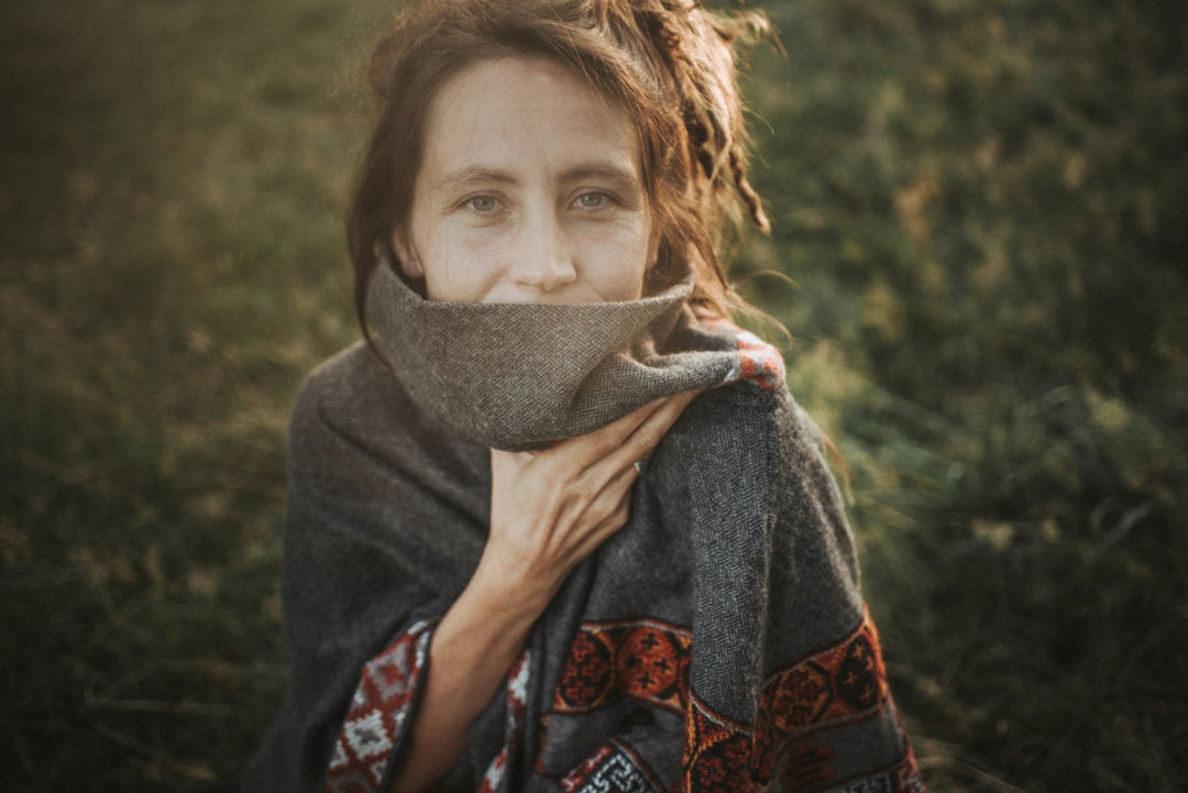 Warm poncho LAO | unisex | medium gray & red | cozy throw | ethnic design