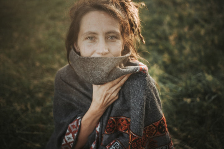 Warm poncho LAO | unisex | medium gray & red | cozy throw | ethnic design