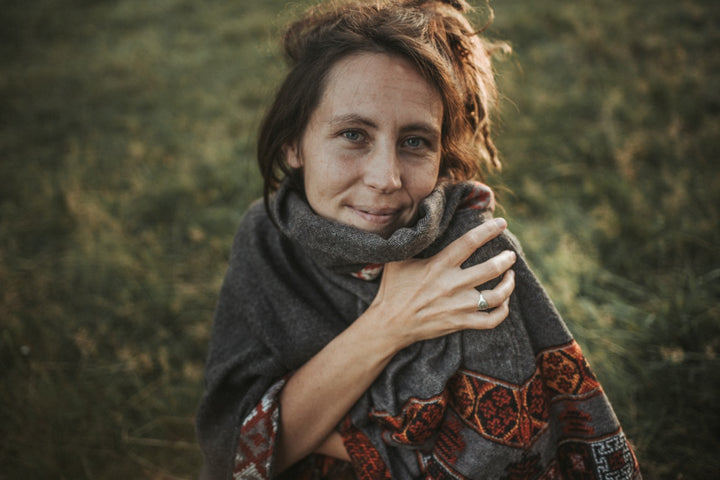 Warm poncho LAO | unisex | medium gray & red | cozy throw | ethnic design