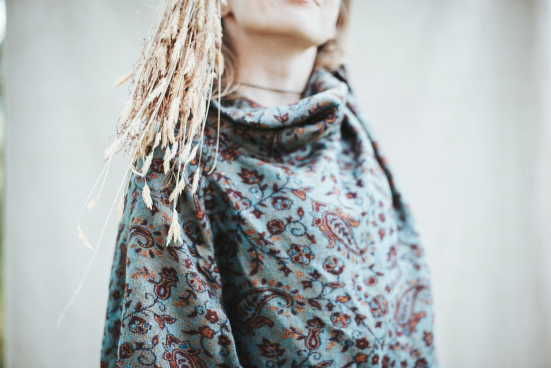 Poncho Paisley | ROSALIE | Petrol red | warm throw