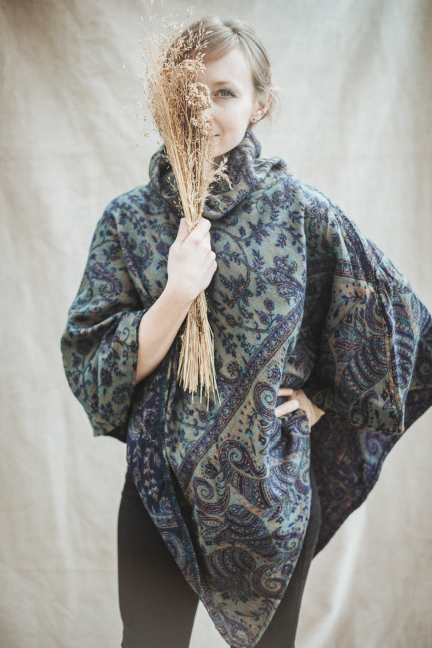 Kuscheliger Poncho COSMO | Turquoise-Royal Blue | Warmer Overthrow