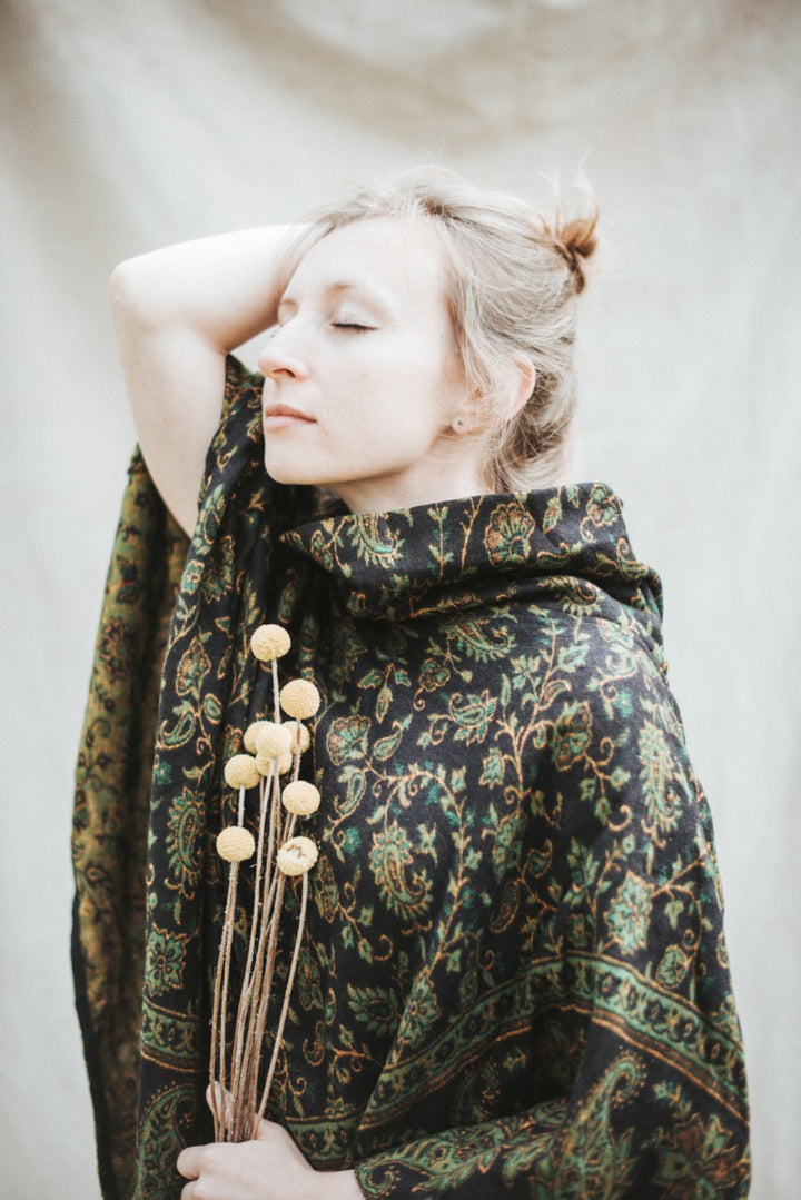 Kuscheliger Poncho | ISABELLA | Schwarz & Grün | warmer Überwurf
