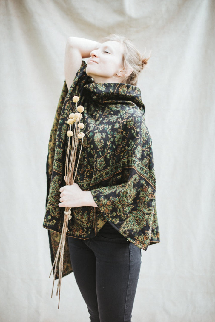 Kuscheliger Poncho | ISABELLA | Schwarz & Grün | warmer Überwurf