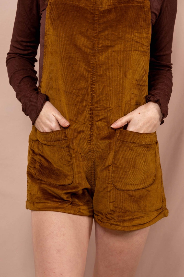 Kurze Latzhose aus Cord Baumwolle, Unisex Hose in Braun für Frauen und Männer