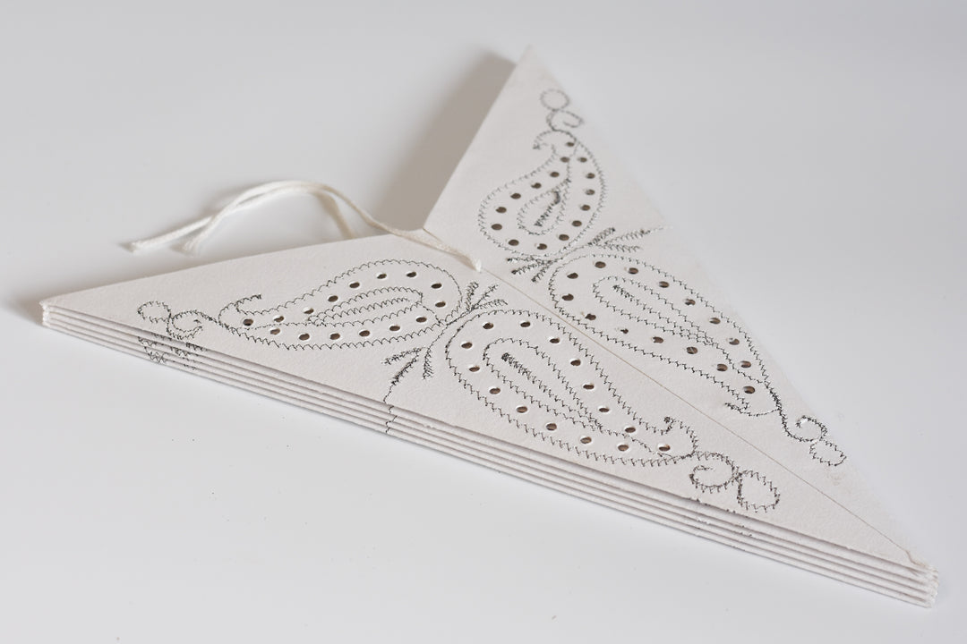 Bestickter Stern in WEISS mit Paisley-Muster