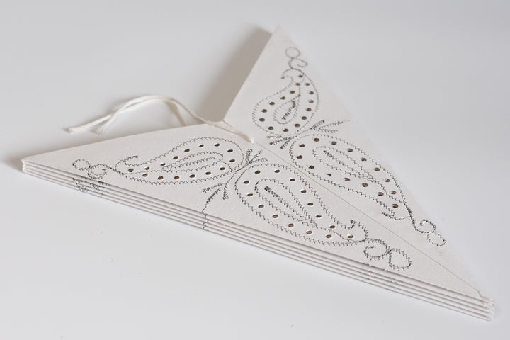 Bestickter Stern in WEISS mit Paisley-Muster