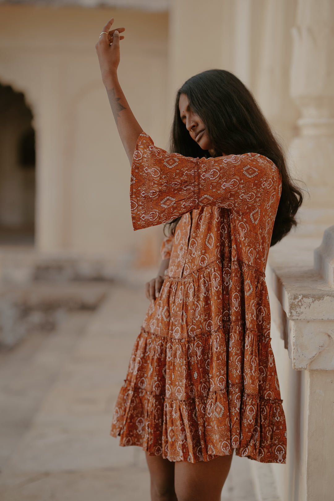 Verspielte Farben machen dieses Mini-Sommerkleid zu einem Hingucker. Das Orange-Farbene Vintage Kleid ist perfekt für den Urlaub, Strand oder Alltag.