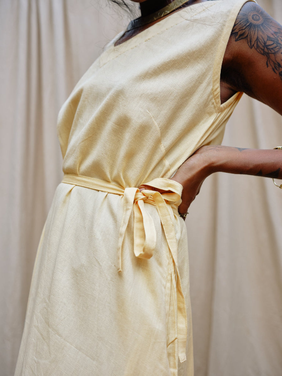 Weisses Kleid aus reiner Baumwolle. Sommerkleid in Weiß. Ärmellos.