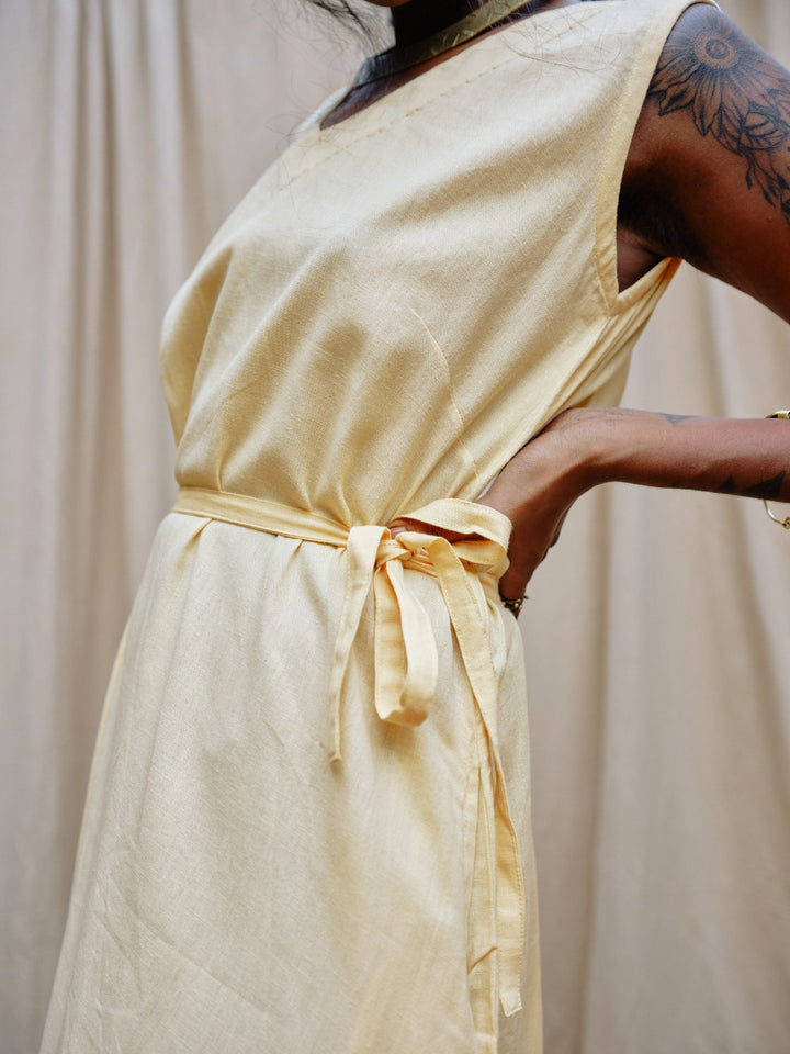 Weisses Kleid aus reiner Baumwolle. Sommerkleid in Weiß. Ärmellos.