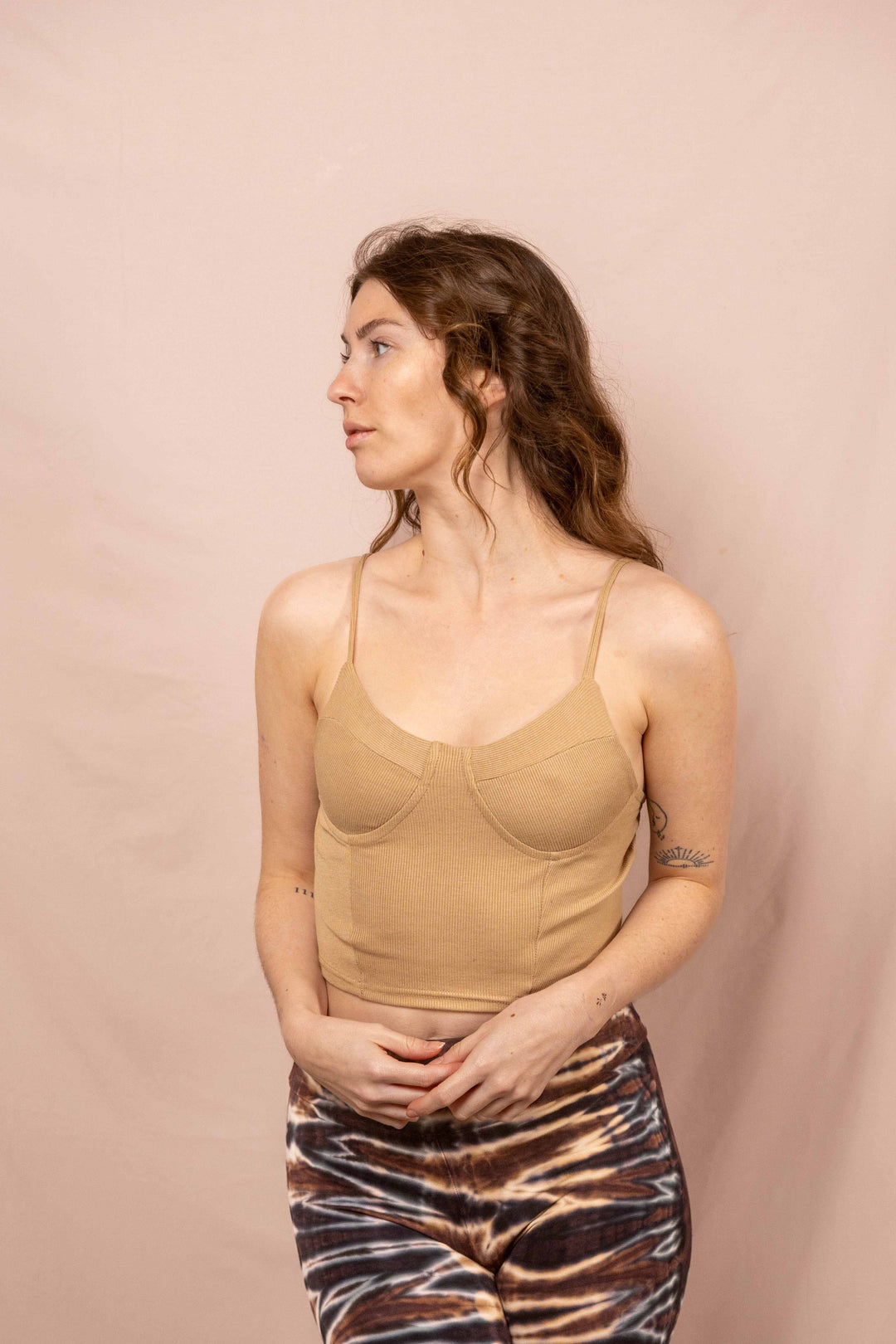 Bauchfreies Crop Top, Basic Bra Top, Oberteil in Beige mit Trägern, Feinripp BraTop