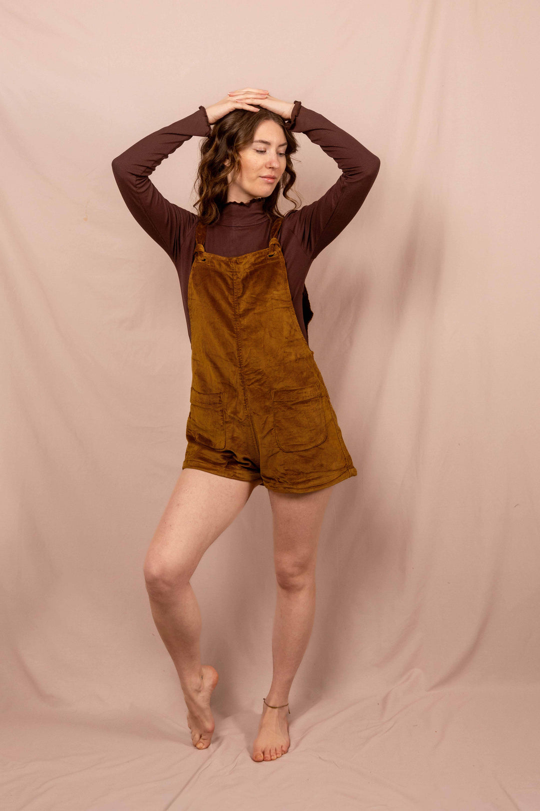 Kurze Latzhose aus Cord Baumwolle, Unisex Hose in Braun für Frauen und Männer mit Taschen