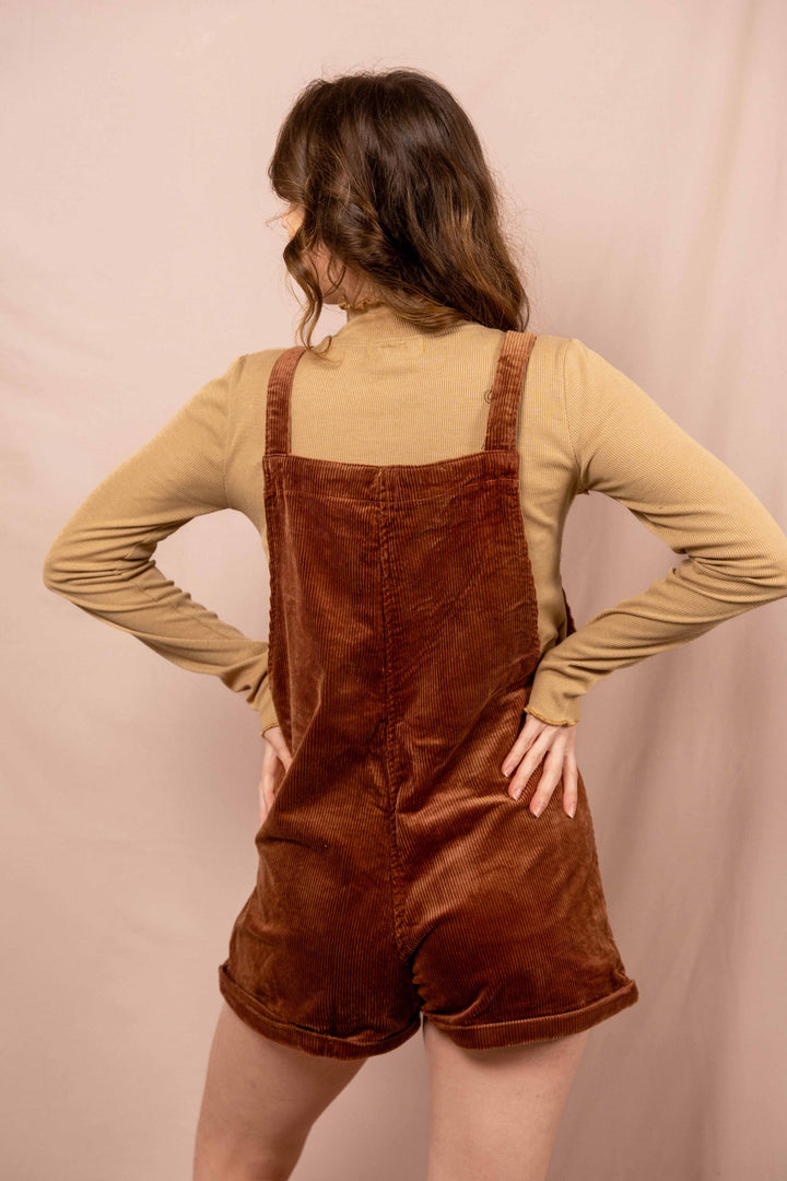 Kurze Latzhose aus Cord Baumwolle, Unisex Hose in Rost Rot für Frauen und Männer mit Taschen