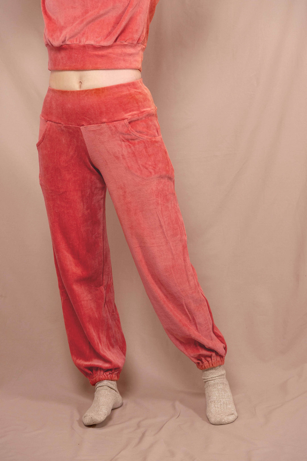 Samthose, Jogginghose in Rosa, mit Taschen,  Bequeme lockere Hose aus samt, sehr weich, 100% Baumwolle, weiche Baumwollhose, Set mit Oberteil