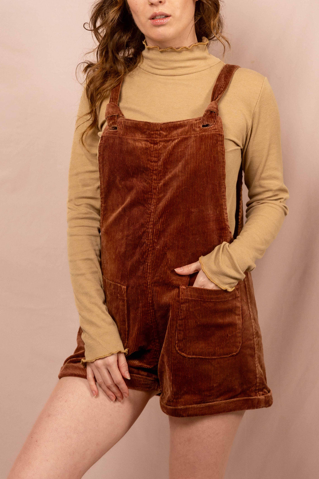 Kurze Latzhose aus Cord Baumwolle, Unisex Hose in Rost Rot für Frauen und Männer mit Taschen