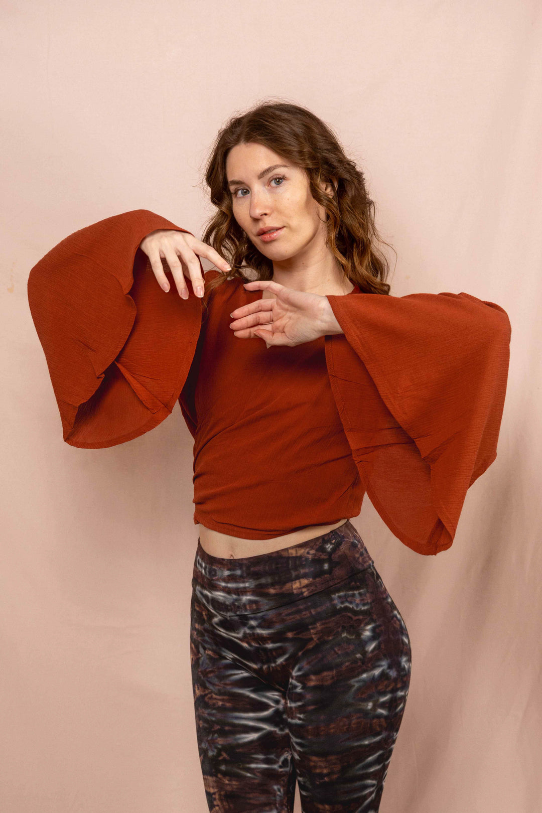 Lässiges Batik Wickeltop, Vintage Wickelbluse in Rost Rot, Bluse zum Wickeln, Top mit langen Ärmeln