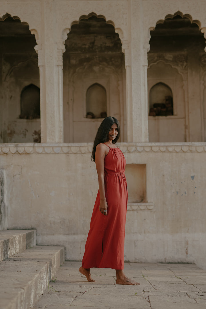 Ein langes Sommerkleid in Rot. Es ist Schulterfrei und Rückenfrei, somit das perfekte loungeWear Kleid.