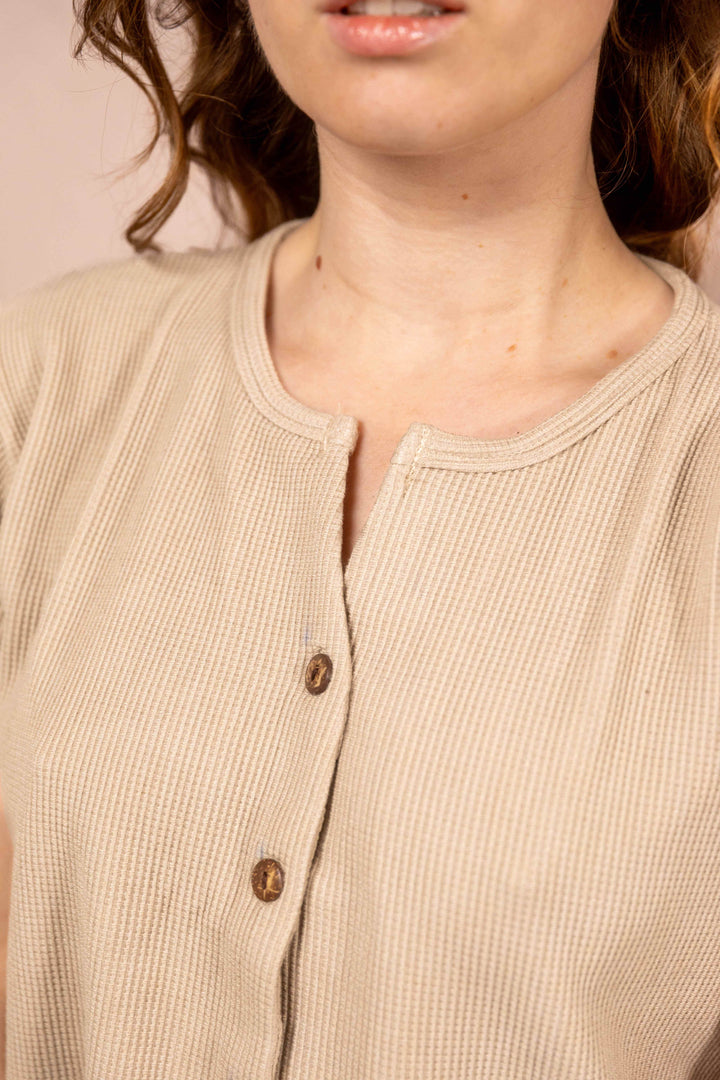 Helle Sommerbluse in Grau / Beige, Waffle Shirt, Top mit Knöpfen