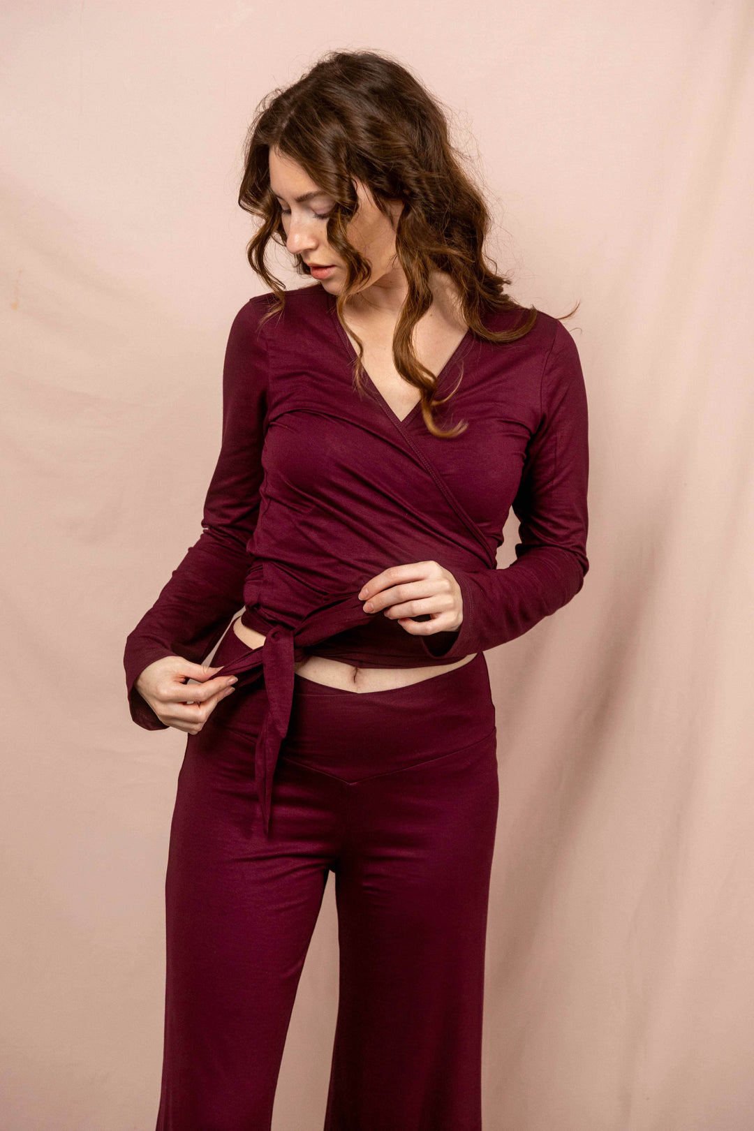 Wickelbluse in Aubergine, Wickeltop, Wickeloberteil, Sportoberteil, Yoga oberteil, Yogatop, langärmlig