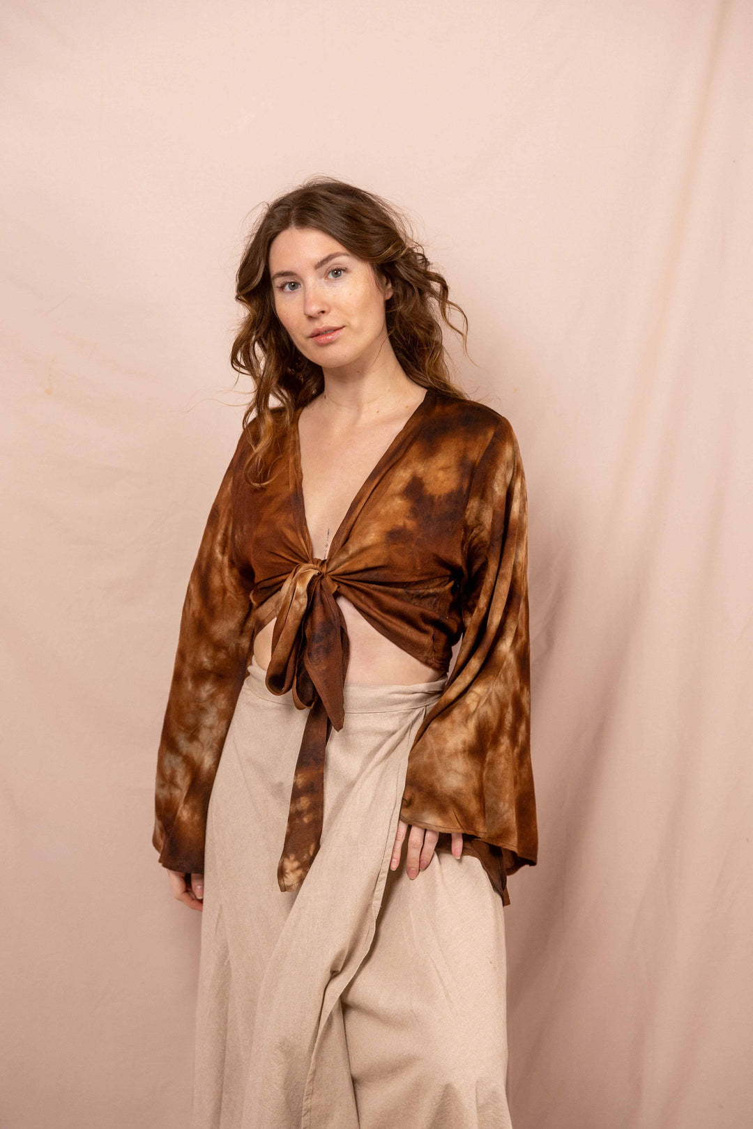 Lässiges Batik Wickeltop, Vintage Wickelbluse, Bluse zum Wickeln, Braunes Top mit langen Ärmeln