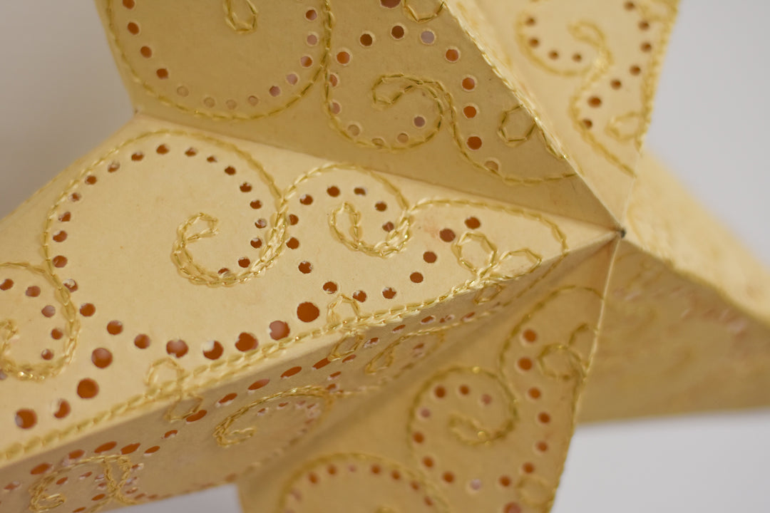 Bestickter Stern in CREME