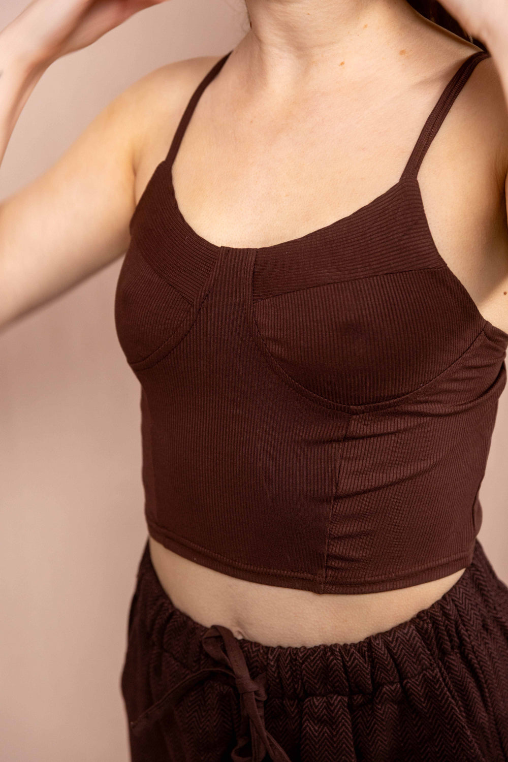 Bauchfreies Crop Top, Basic Bra Top, Oberteil in Braun mit Trägern, Feinripp BraTop