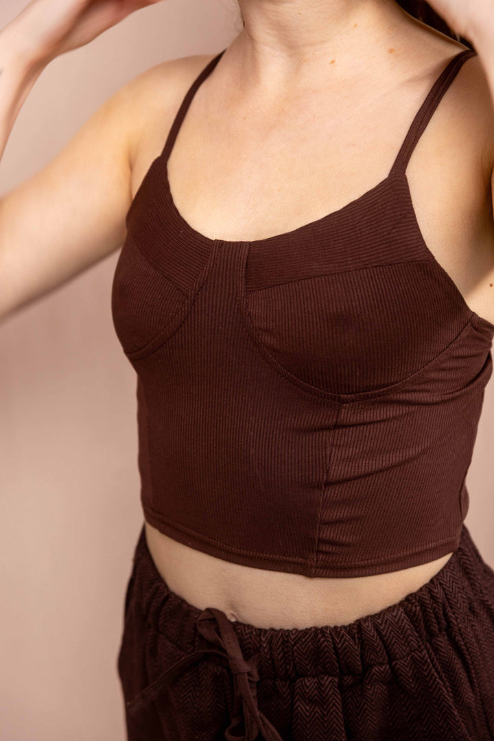 Bauchfreies Crop Top, Basic Bra Top, Oberteil in Braun mit Trägern, Feinripp BraTop