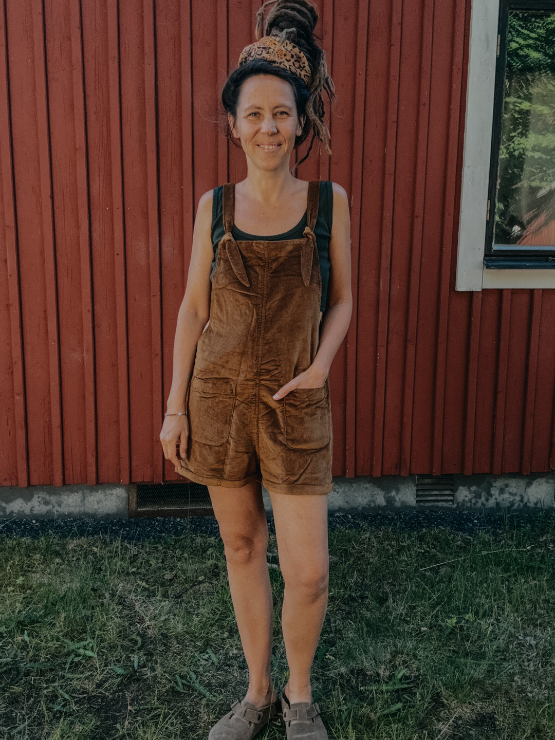 Kurze Cord-Latzhose LIV OCKER