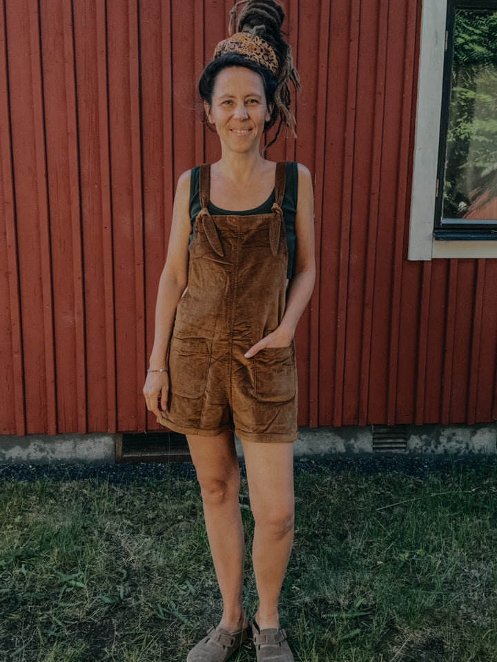 Kurze Cord-Latzhose LIV OCKER