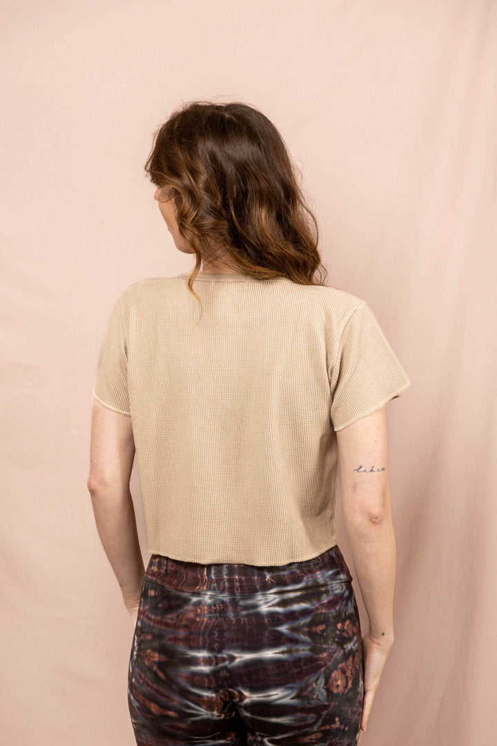 Helle Sommerbluse in Grau / Beige, Waffle Shirt, Top mit Knöpfen